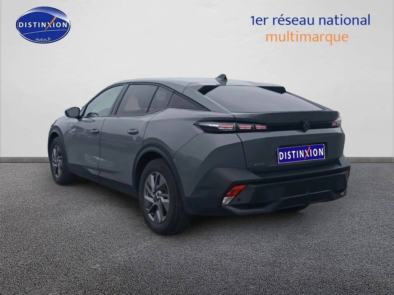 Peugeot 408 Hybrid gris sellenium vue 3/4 arrière droit, avec feux arrière LED et jantes alu.