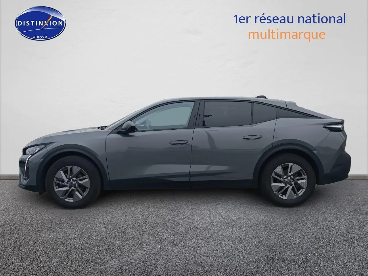 Peugeot 408 Hybrid 145 allure gris sellenium vue de profil côté gauche sur fond neutre.