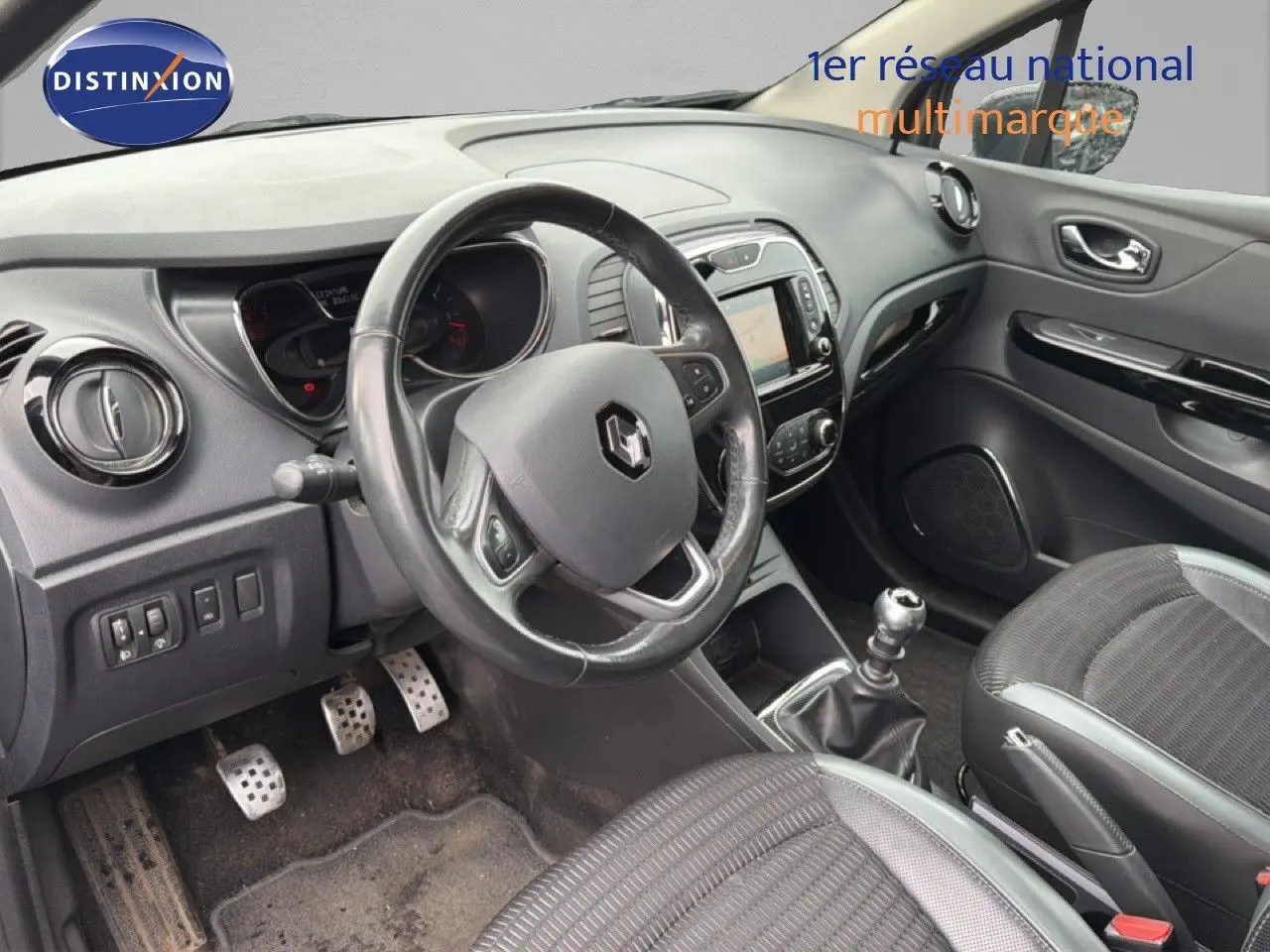 Vue intérieure côté conducteur du Renault Captur 1.2 TCE 120 Intens avec volant cuir et boîte manuelle.