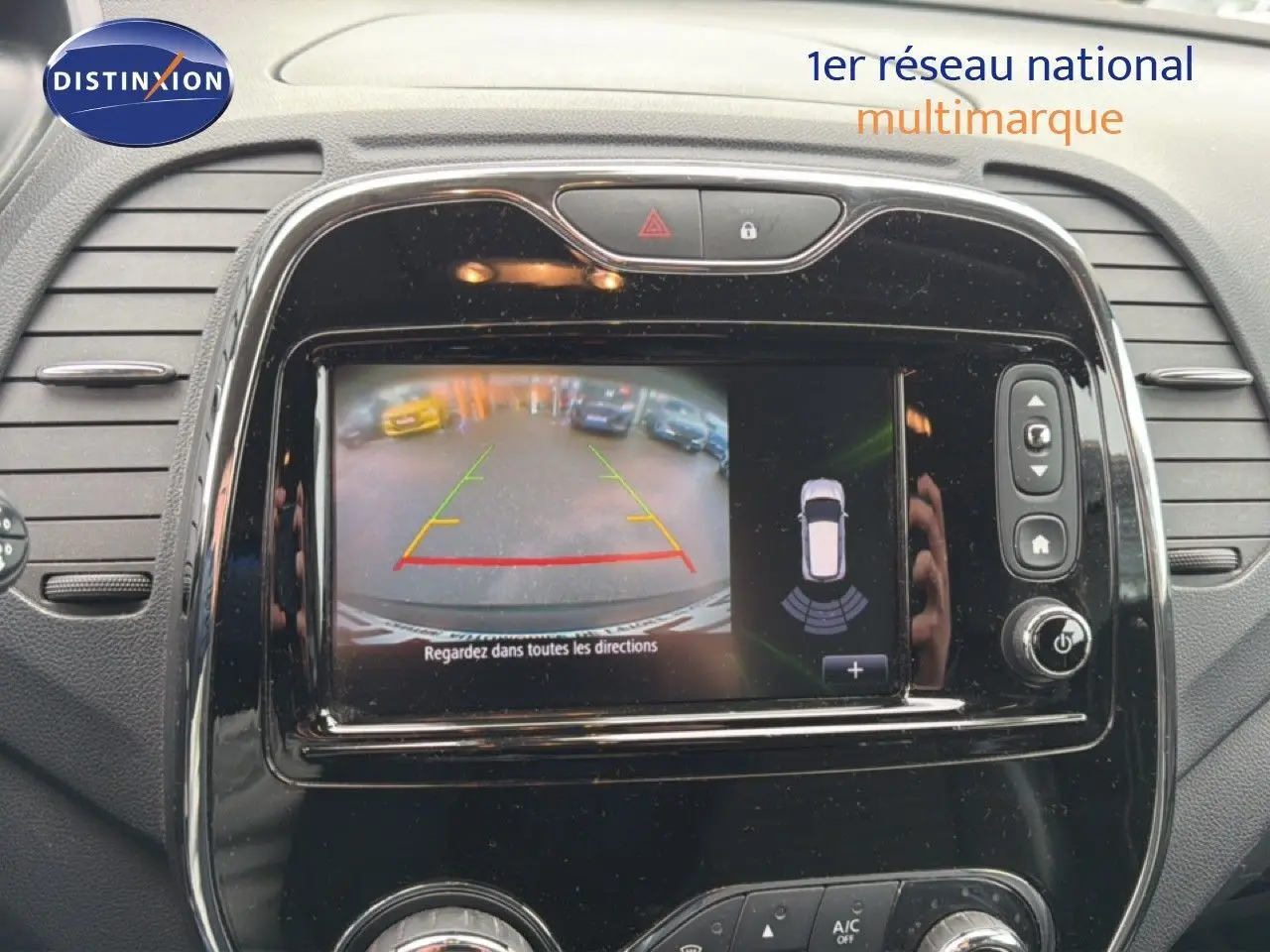 Écran central de la Renault Captur 2016 montrant la caméra de recul avec lignes de guidage colorées.
