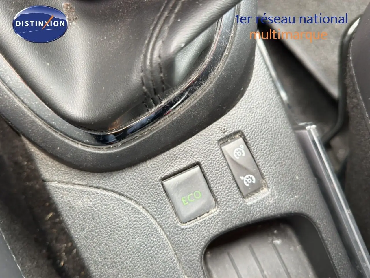 Gros plan sur la console centrale du Renault Captur gris, montrant le levier de vitesses manuel et le bouton ECO vert.