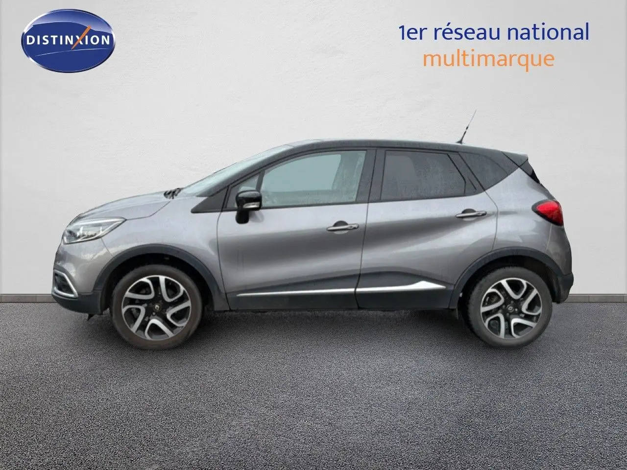 Profil gauche d’un Renault Captur gris Cassiopée avec toit noir étoilé, jantes alliage et lignes de caisse marquées.