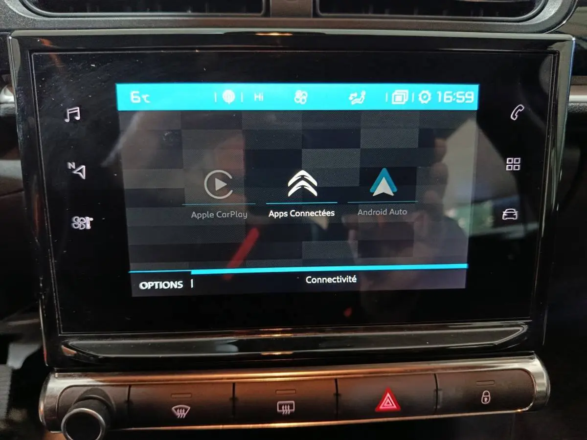Écran tactile central de la Citroën C3 2024 affichant les options Apple CarPlay et Android Auto, vue rapprochée intérieure.