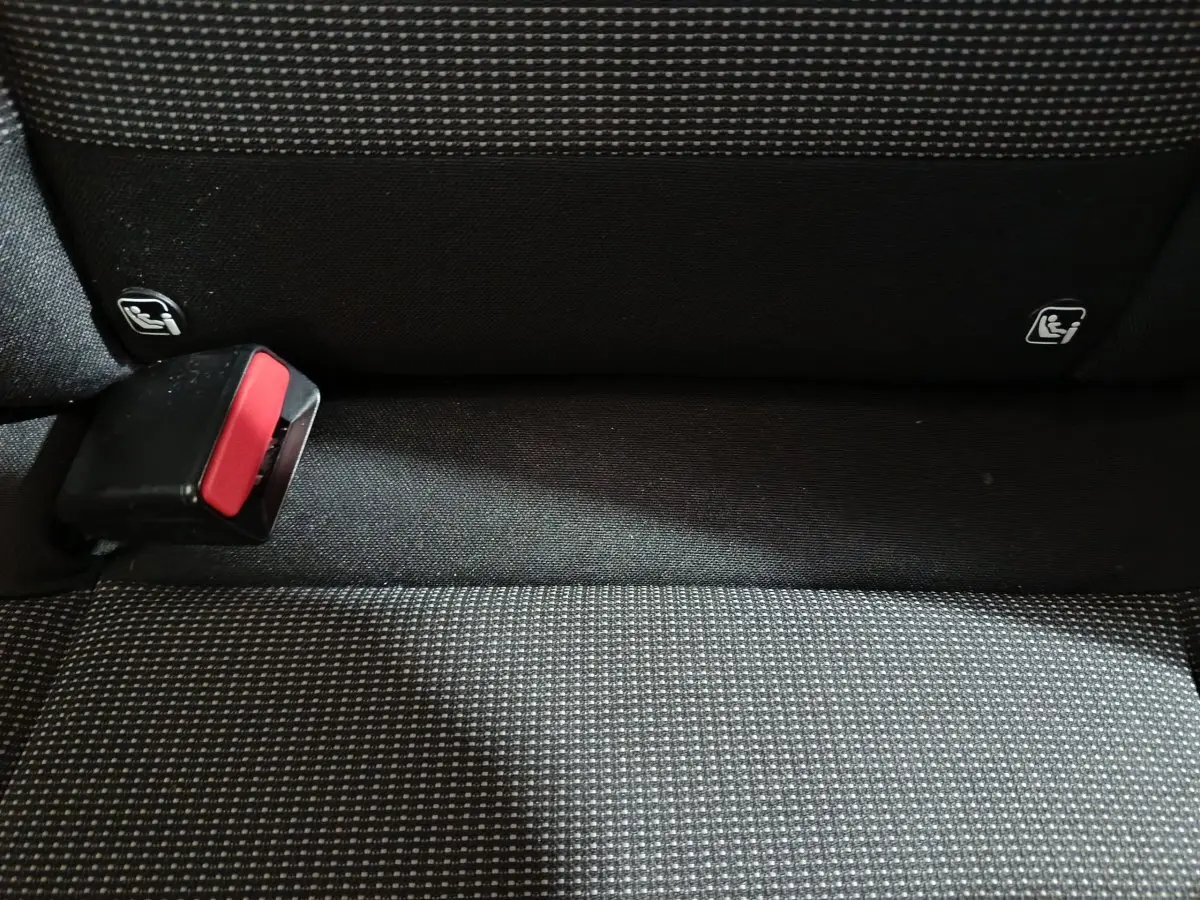 Gros plan sur la banquette arrière grise à motifs avec boucle de ceinture et logos Isofix visibles sur une Citroën C3 2024.