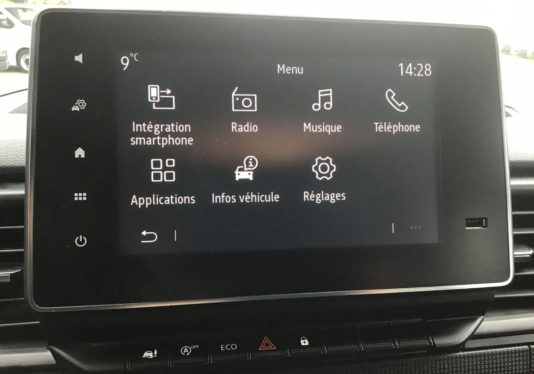 Écran tactile central du Renault Trafic Combi gris clair, affichant le menu principal avec options multimédia et véhicule.