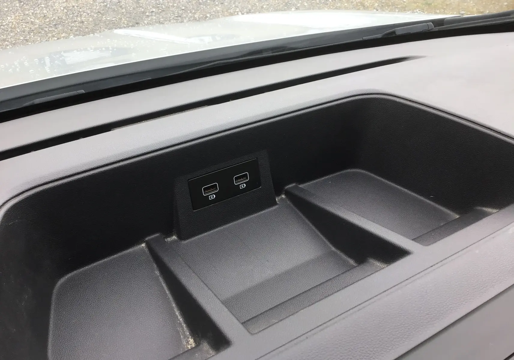 Gros plan sur la console centrale noire du Renault Trafic Combi 2022, montrant deux ports USB intégrés.