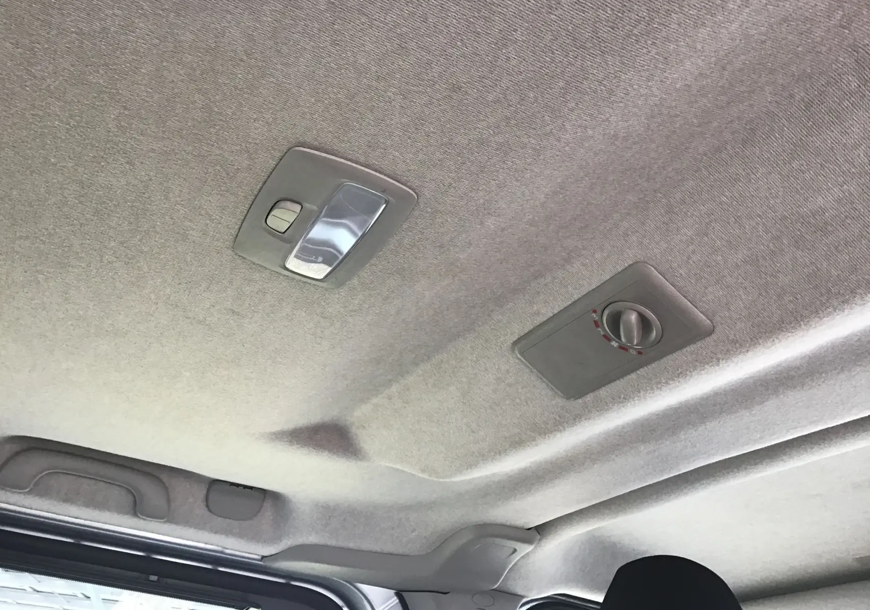 Plafond intérieur gris clair du Renault Trafic Combi L2 2022, avec éclairage et commande de chauffage additionnel arrière.