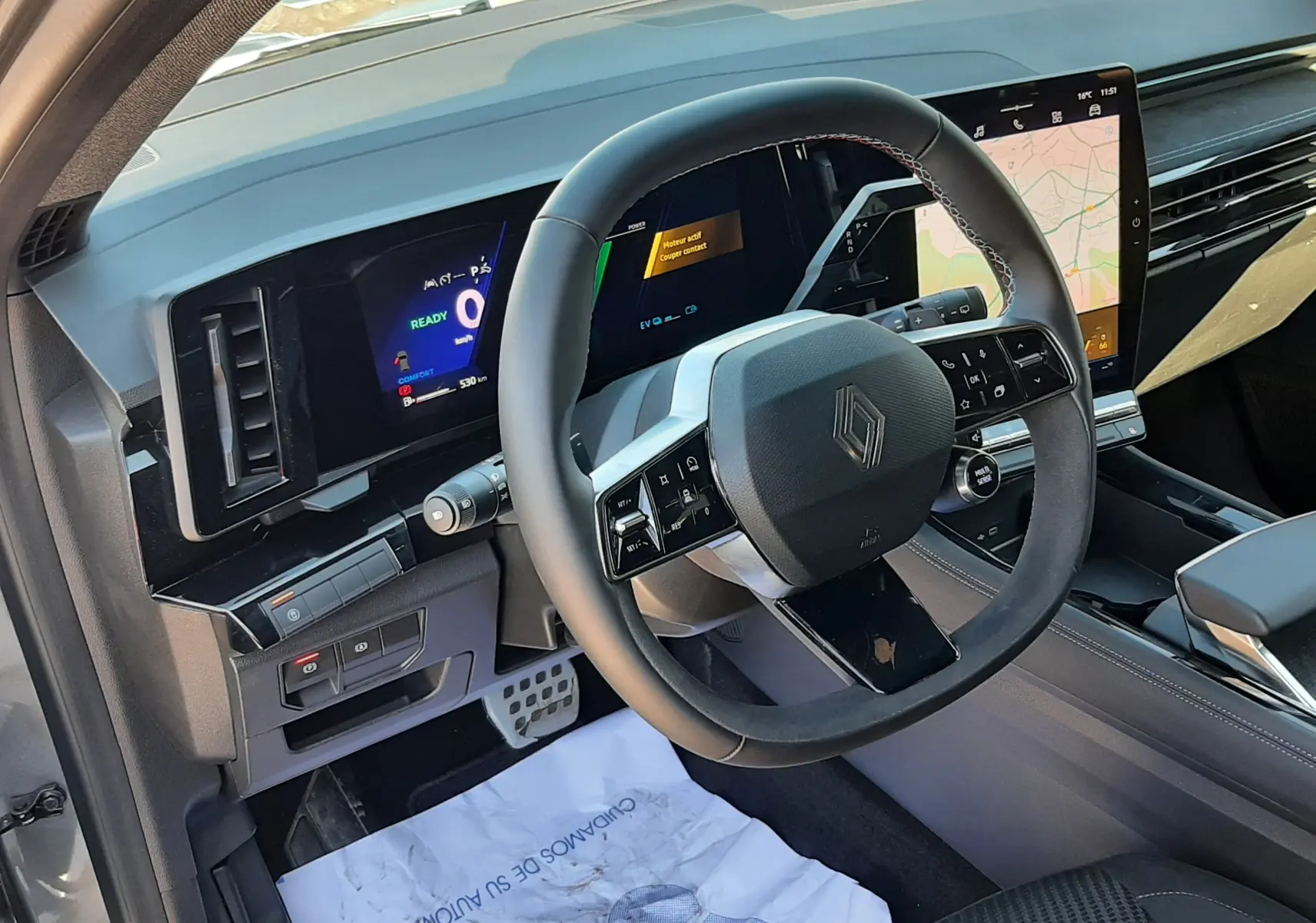 Vue intérieure côté conducteur du Renault Austral E-Tech hybride 2025, tableau de bord numérique et volant multifonction noir.