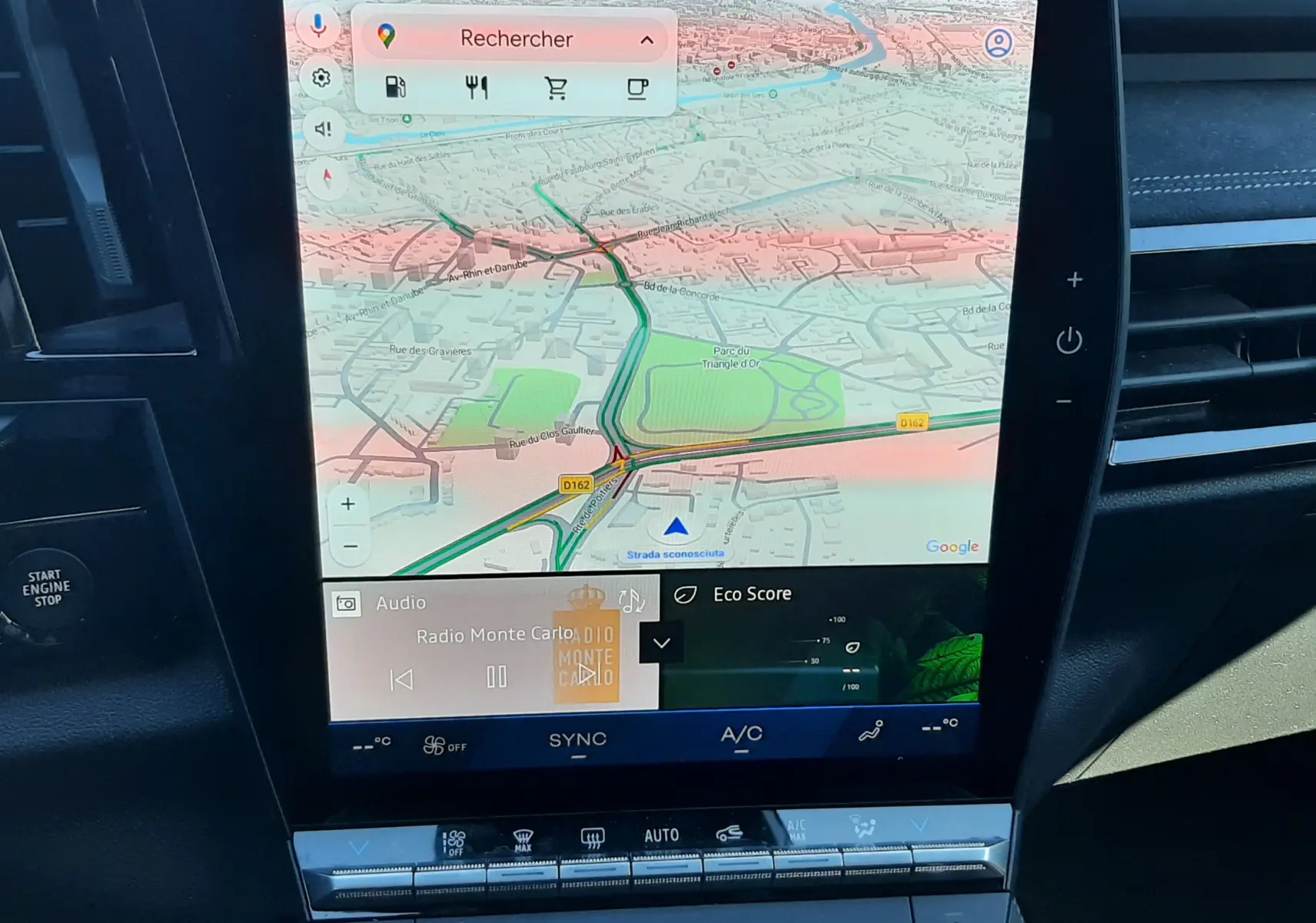Écran tactile central du tableau de bord du Renault Austral 2025, affichant la navigation GPS et les commandes climatisation.
