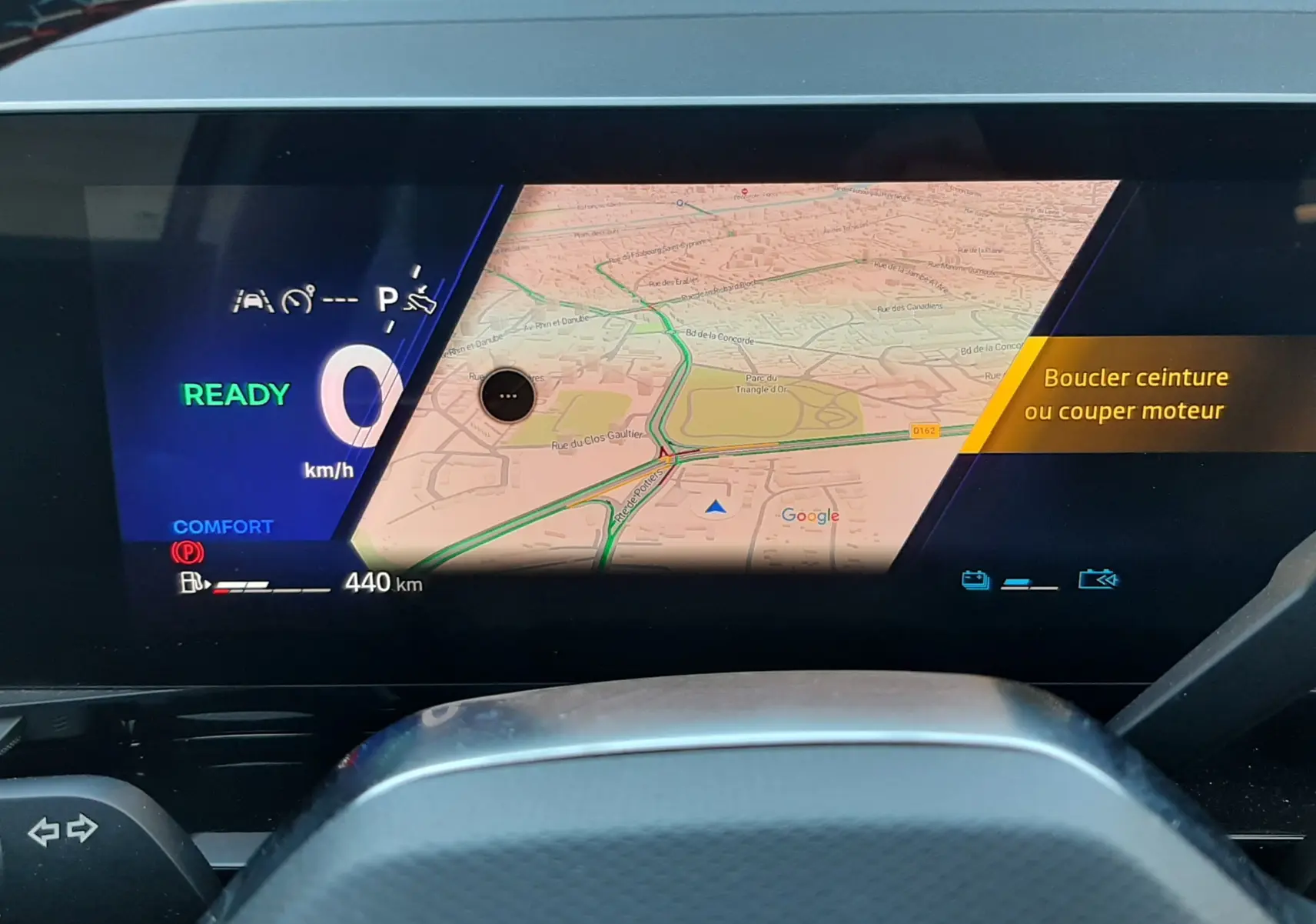 Vue rapprochée du tableau de bord numérique du Renault Austral 2025, affichant la navigation et les alertes de sécurité.