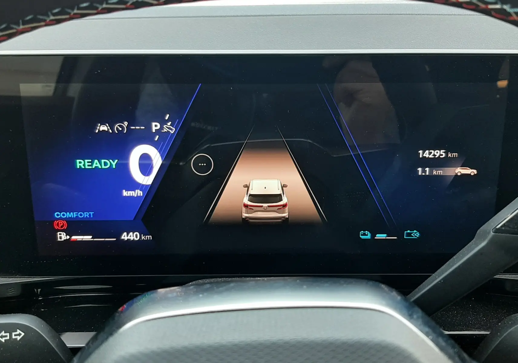 Tableau de bord numérique du Renault Austral E-Tech, affichage central avec vue arrière du véhicule et indicateurs de conduite.