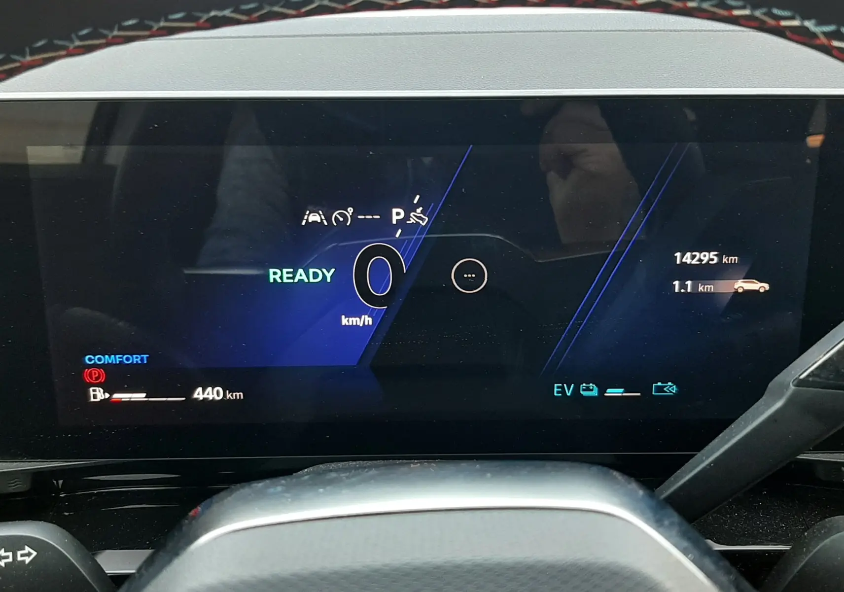 Vue rapprochée du tableau de bord numérique du Renault Austral E-Tech Hybrid 2025, affichage en mode confort.