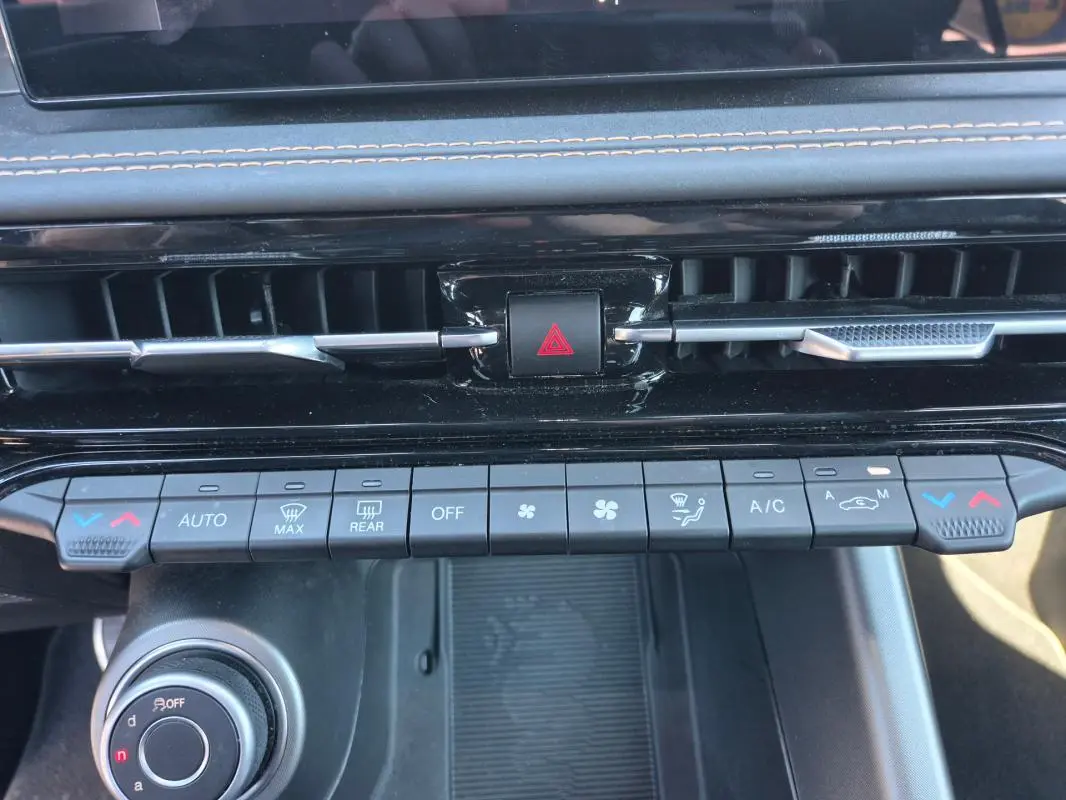 Vue rapprochée de la console centrale de l'Alfa Romeo Tonale 2025, montrant les commandes de climatisation et ventilation.