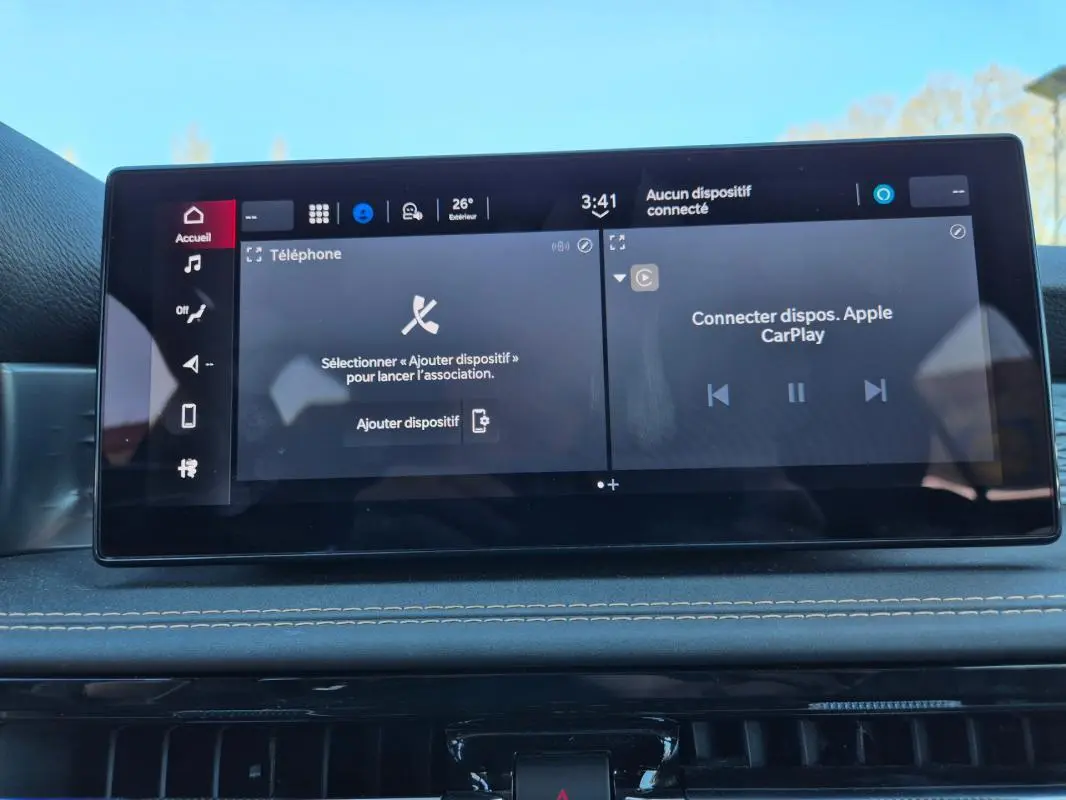 Écran tactile central de l'Alfa Romeo Tonale 2025 affichant la connectivité Apple CarPlay, vue intérieure frontale.