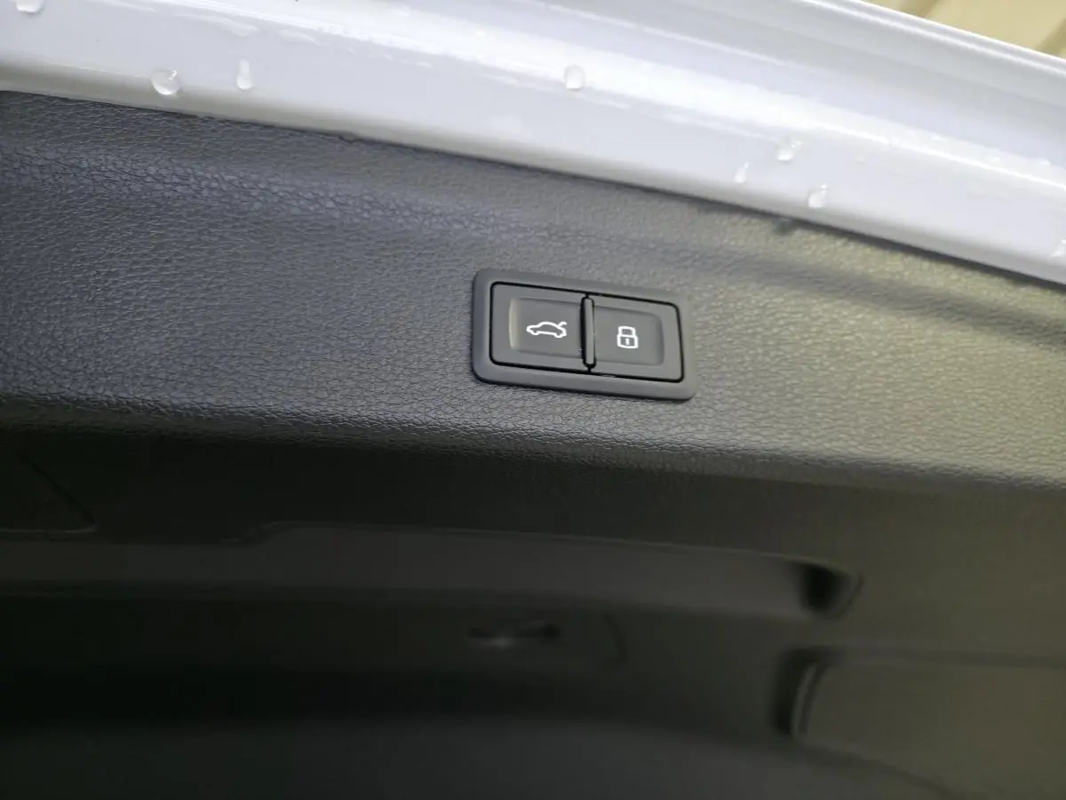 Boutons d'ouverture et de verrouillage du hayon électrique sur le coffre d'un Audi Q3 blanc S-Line 2019.