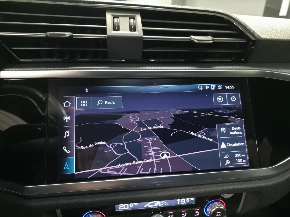 Écran central tactile du système de navigation Audi Q3 2019, affichage carte et commandes climatisation en dessous.