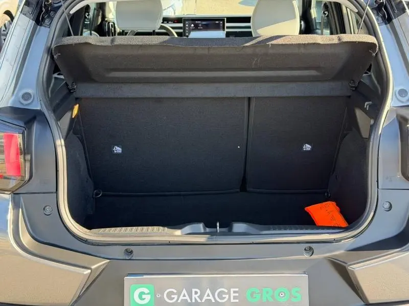 Coffre ouvert vu de l'arrière d'une Citroën C3 gris Mercury, montrant l'espace de chargement et la tablette arrière relevée.