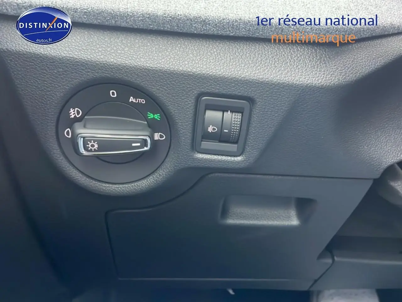 Gros plan sur les commandes d'éclairage du tableau de bord du Skoda Kamiq noir 2025 côté gauche.