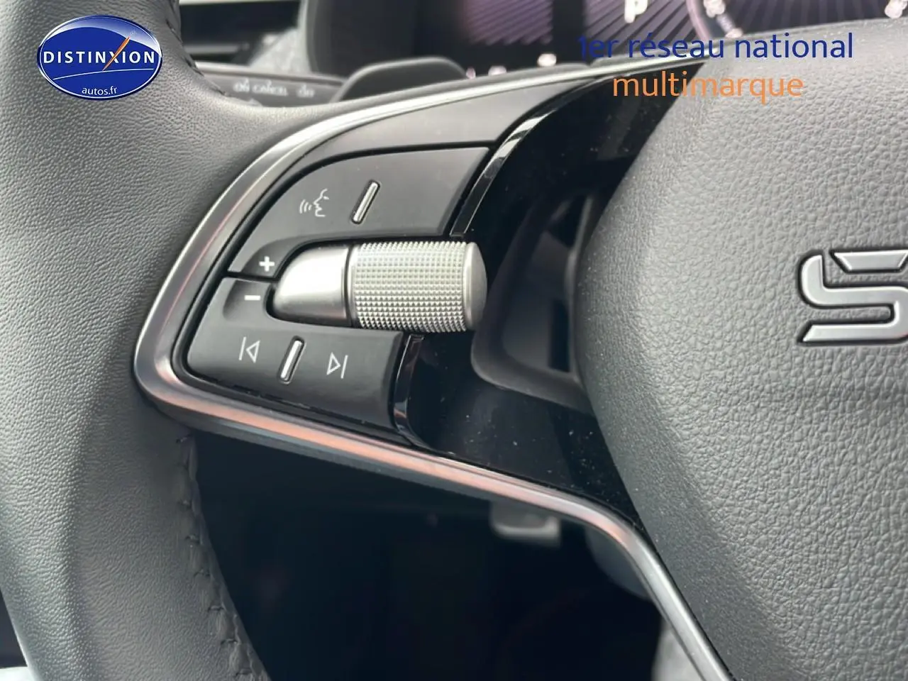 Gros plan sur les commandes multifonctions en aluminium du volant cuir noir d’un Skoda Kamiq 2025.