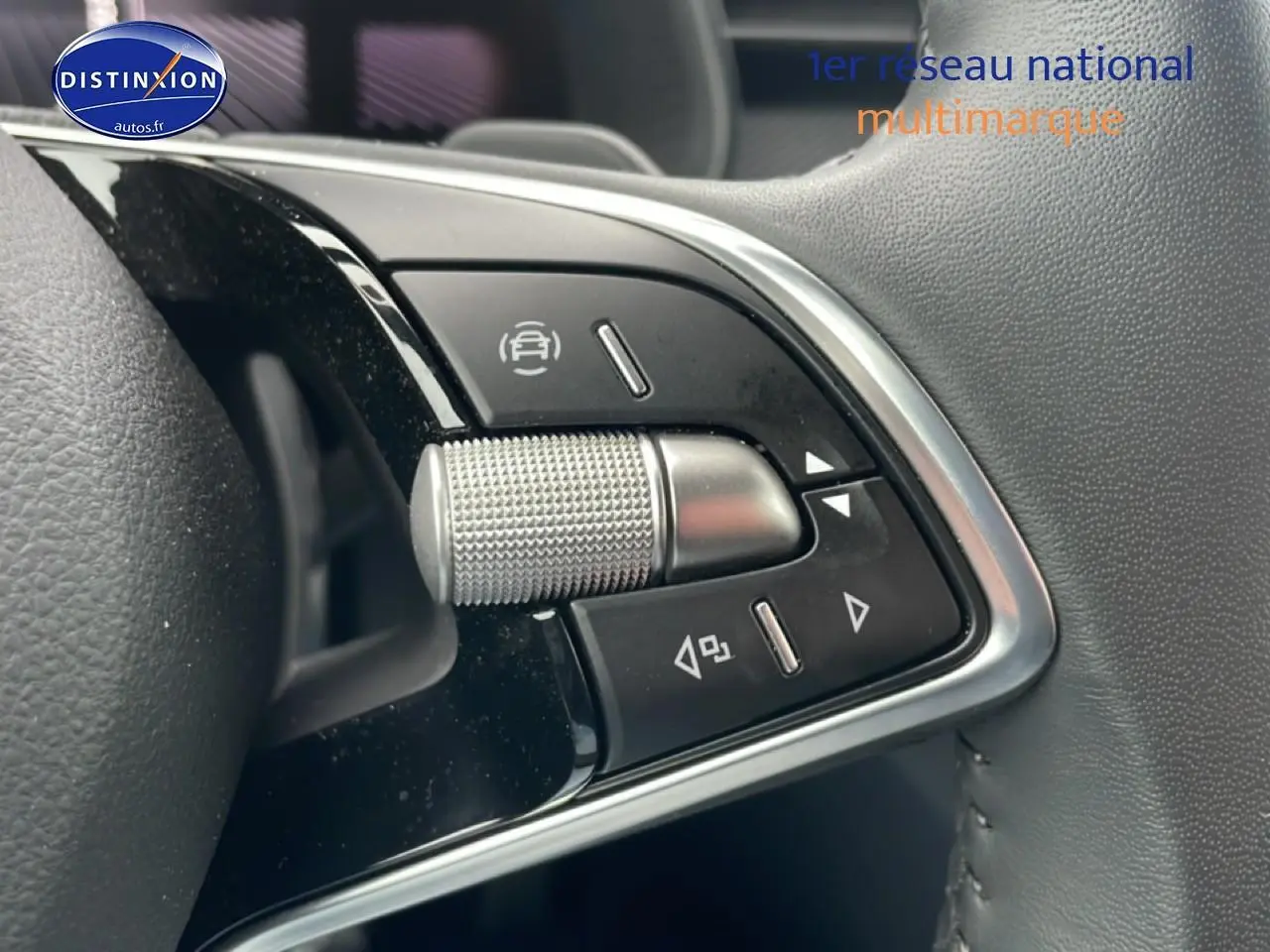 Gros plan sur les commandes multifonctions en plastique noir et chrome du volant cuir du Skoda Kamiq noir 2025.