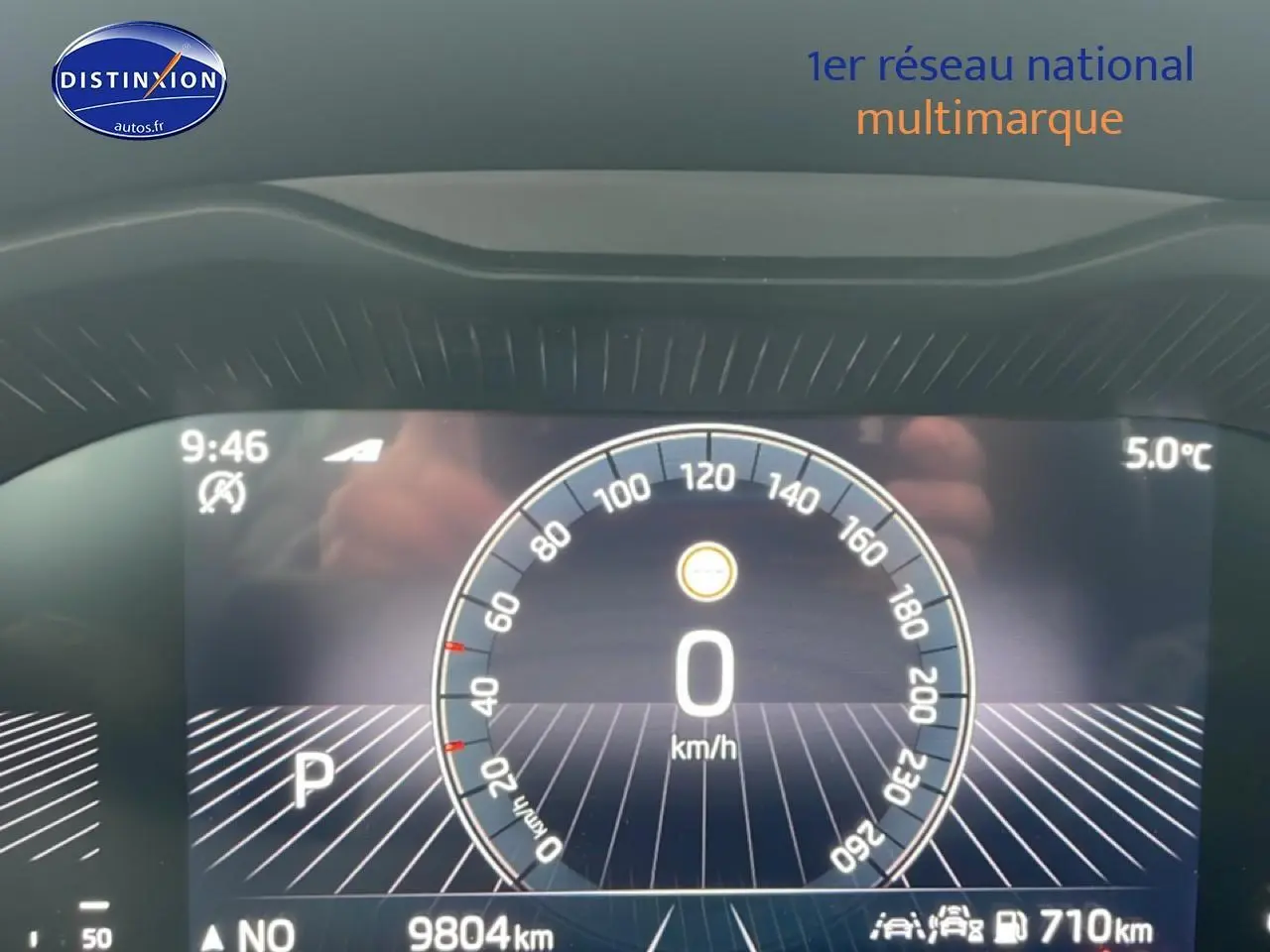 Tableau de bord numérique du Skoda Kamiq 2025 affichant vitesse à 0 km/h et température extérieure à 5°C.