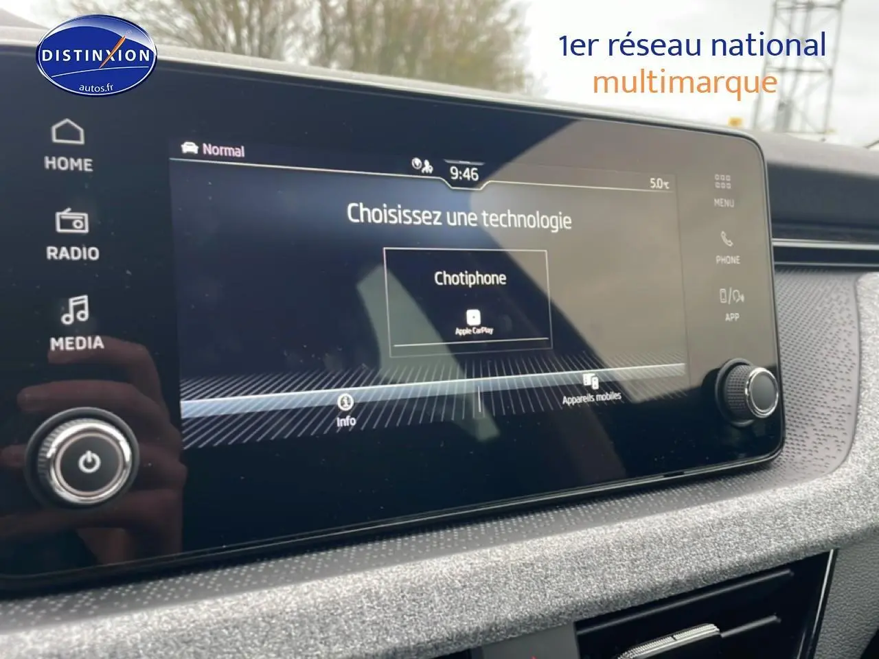 Écran tactile central du Skoda Kamiq 2025 noir, affichant la sélection de technologie Apple CarPlay.