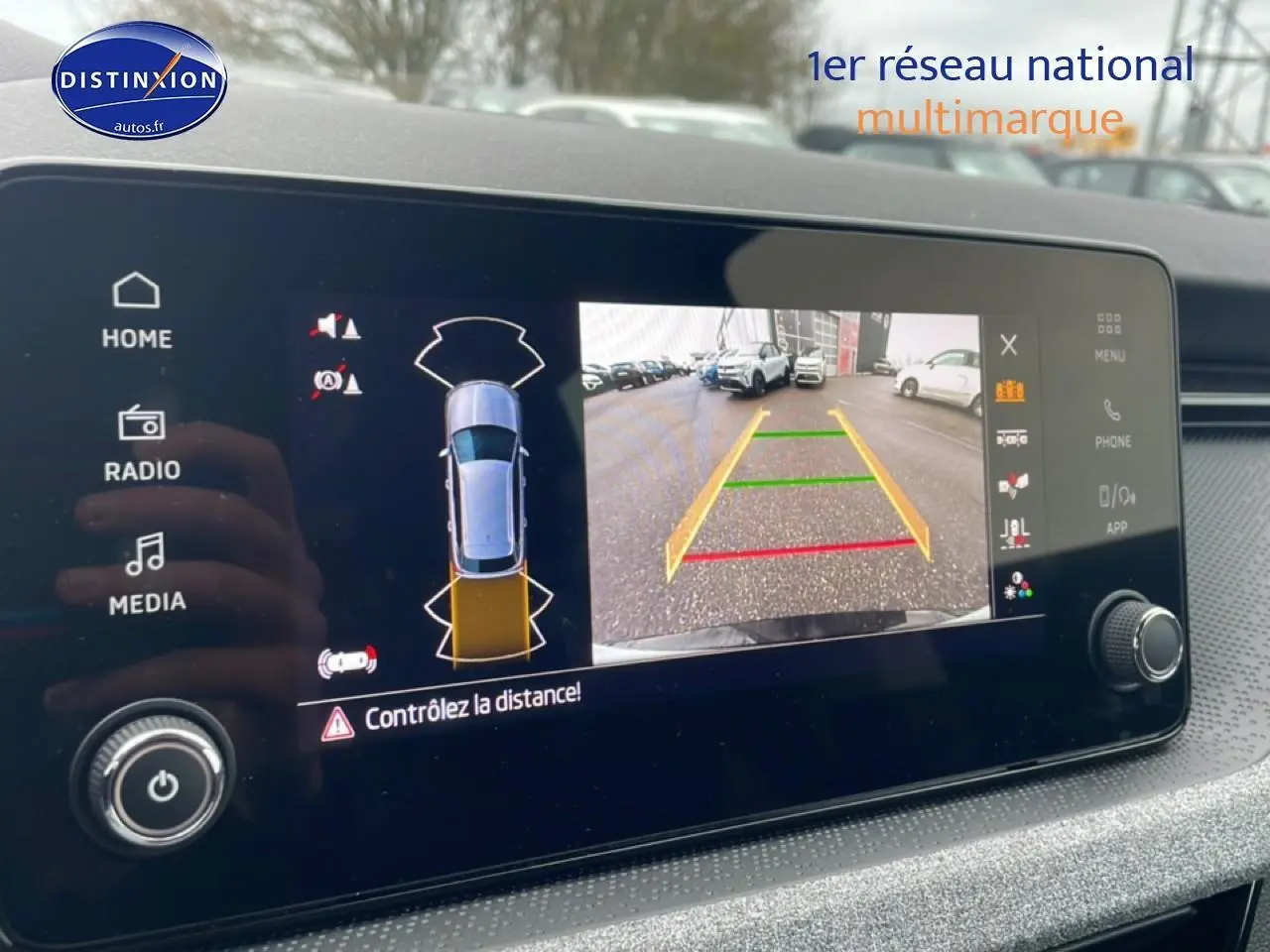 Écran tactile intérieur montrant la caméra de recul et les capteurs de stationnement du Skoda Kamiq noir 2025.