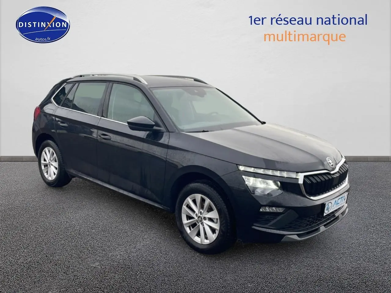 SKODA KAMIQ noir en 3/4 avant droit, avec calandre chromée et jantes alu visibles.