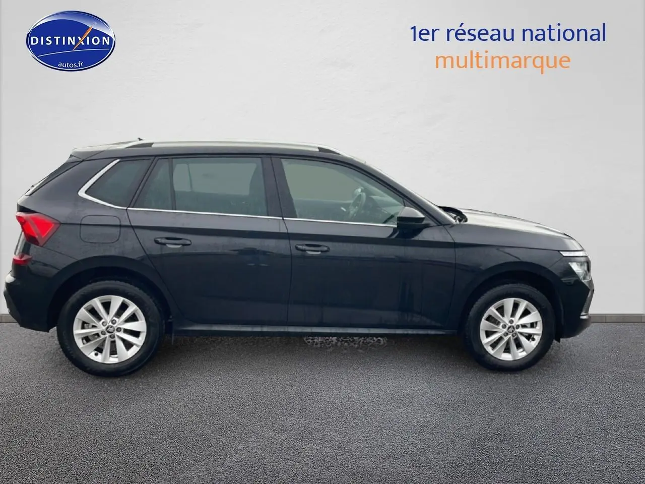 Vue latérale droite du SUV SKODA KAMIQ noir 2025 avec jantes alu et barres de toit chromées.