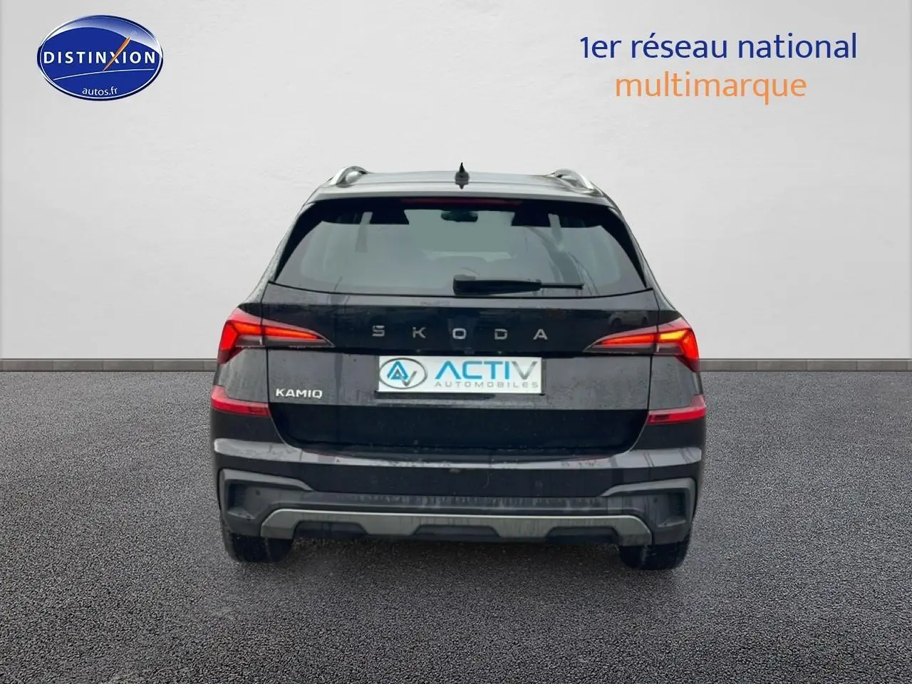 Vue arrière d'un Skoda Kamiq noir 2025 avec feux LED et barres de toit visibles sur fond neutre.