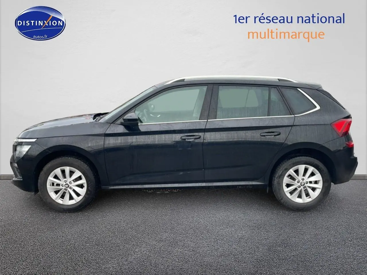Profil côté gauche du SUV noir Škoda Kamiq 2025 avec jantes alliage et barres de toit visibles.