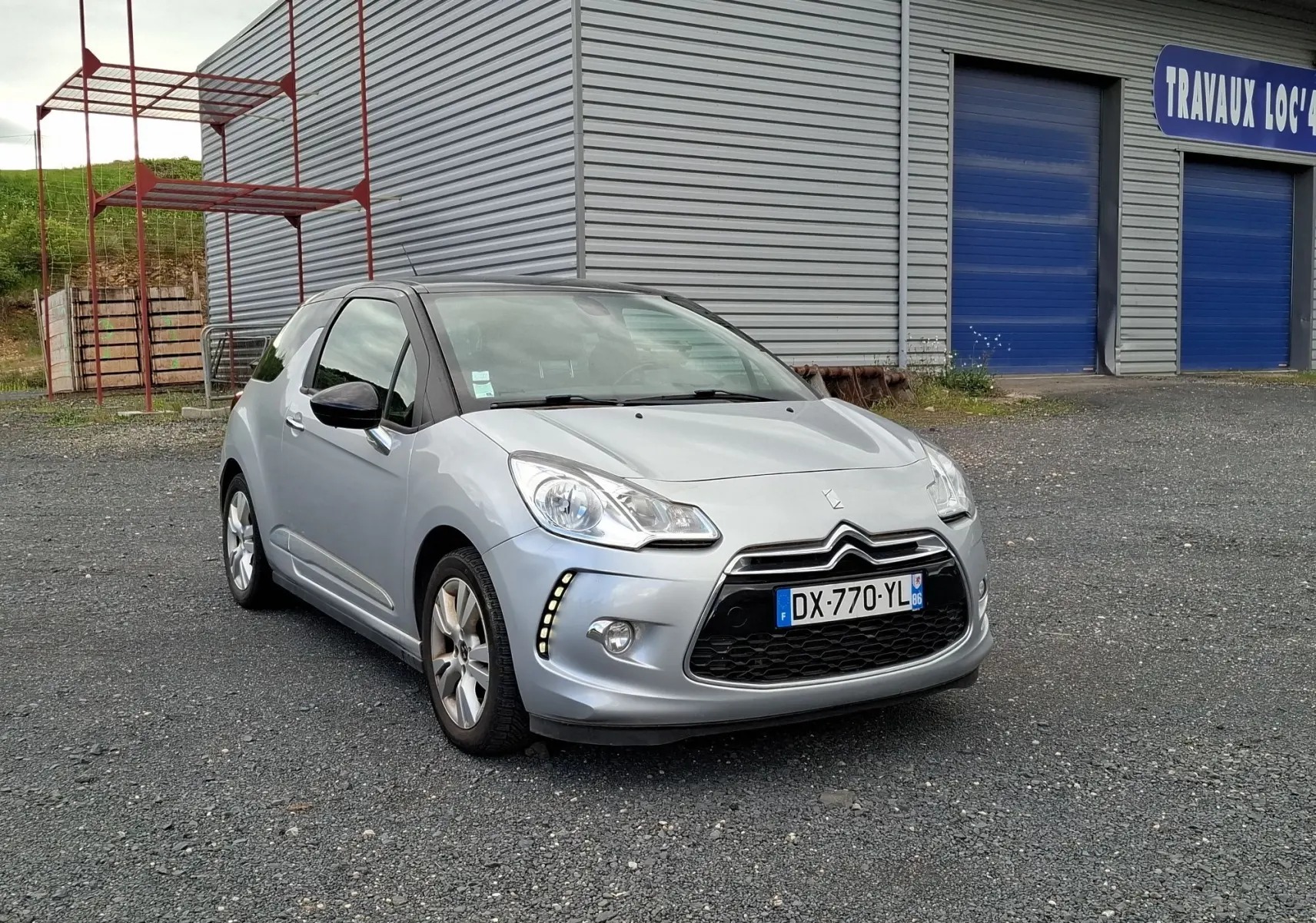Citroën DS3 gris clair vue 3/4 avant droit, avec jantes alliage et feux diurnes à LED visibles.
