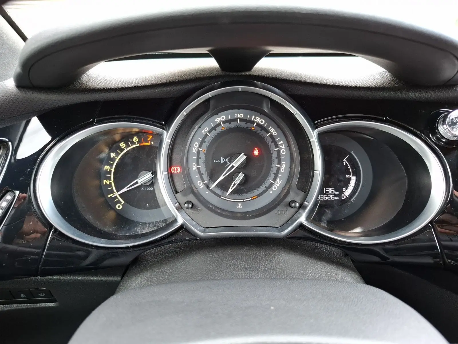 Vue rapprochée du tableau de bord de la Citroën DS3 1.2 PureTech 110 so chic avec compte-tours et compteur central.