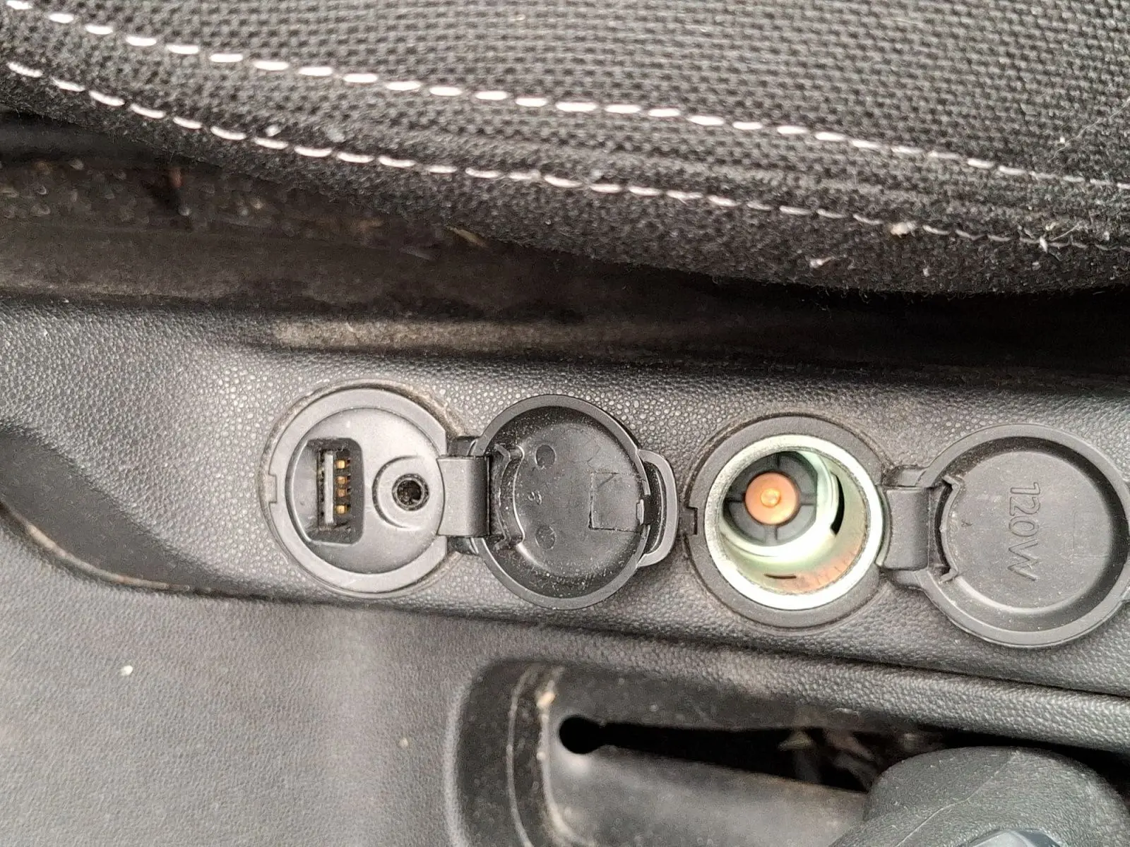 Gros plan sur la prise USB et l’allume-cigare dans l’habitacle noir d’une Citroën DS3 gris clair.