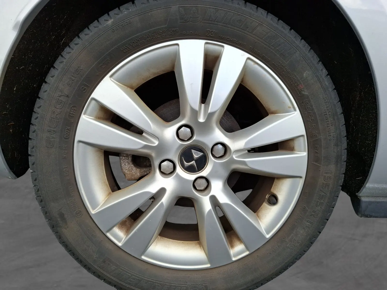 Gros plan sur la jante alliage 16 pouces gris clair de la Citroën DS3 1.2 PureTech 110 so chic, avec logo central visible.