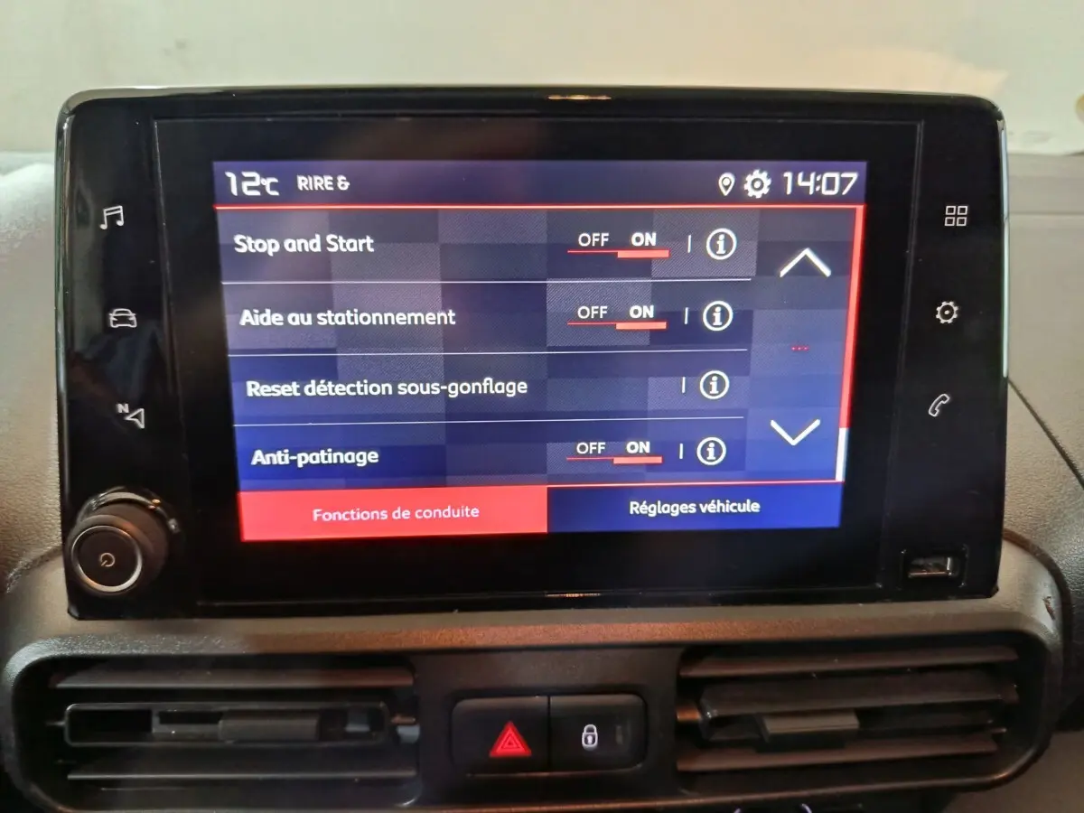 Écran tactile intérieur du tableau de bord du Citroën Berlingo 2021 affichant les réglages d’aide à la conduite.