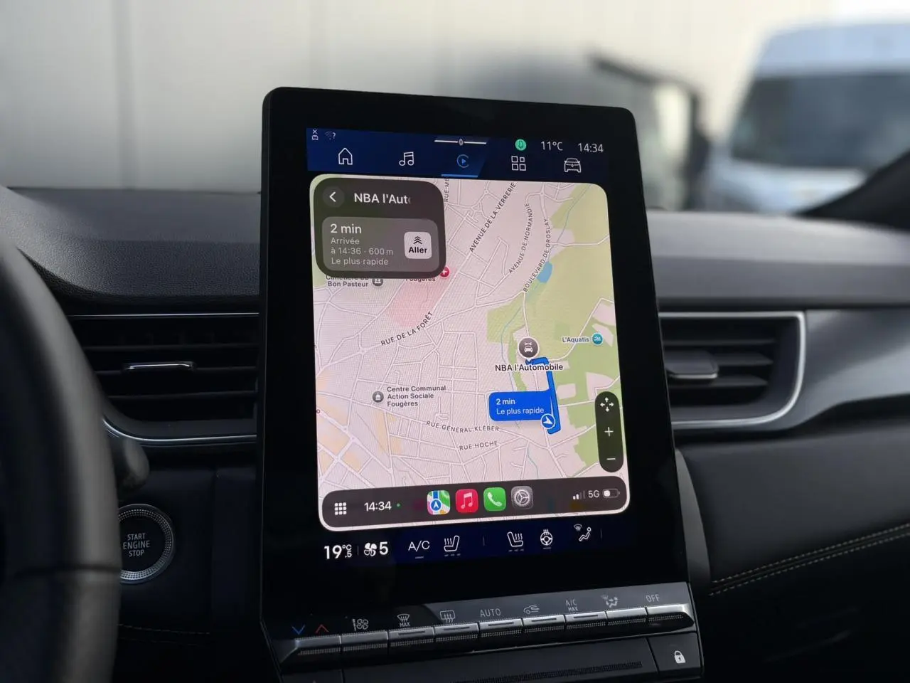 Écran tactile central affichant la navigation GPS dans l’habitacle du Renault Symbioz noir étoilé, vue de face.