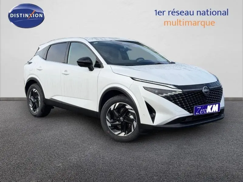 Nissan Qashqai Hybrid e-POWER blanc nacré en 3/4 avant droit, avec calandre noire et jantes noires distinctives.