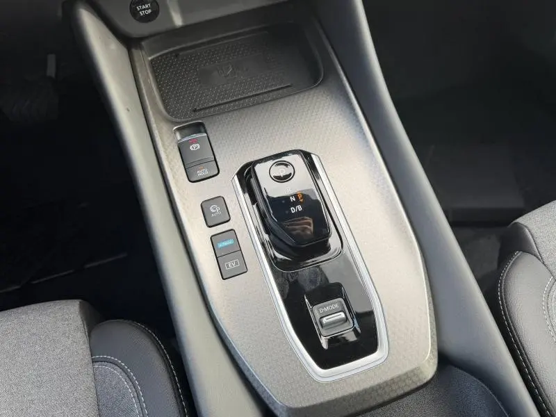 Vue rapprochée de la console centrale du Nissan Qashqai Hybrid e-POWER 2025 avec levier de vitesses automatique et boutons de contrôle.