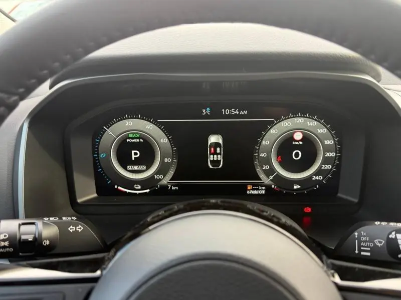 Vue rapprochée du tableau de bord numérique du Nissan Qashqai Hybrid e-POWER 2025, affichage clair et moderne.