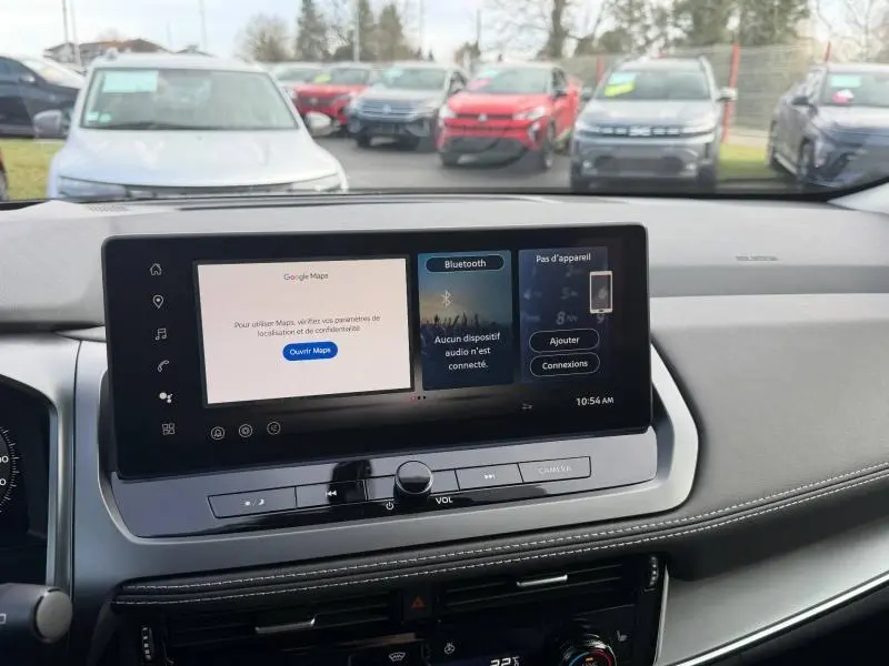 Vue intérieure du tableau de bord du Nissan Qashqai Hybrid e-POWER 2025, écran tactile central avec interface Google Maps et Bluetooth.