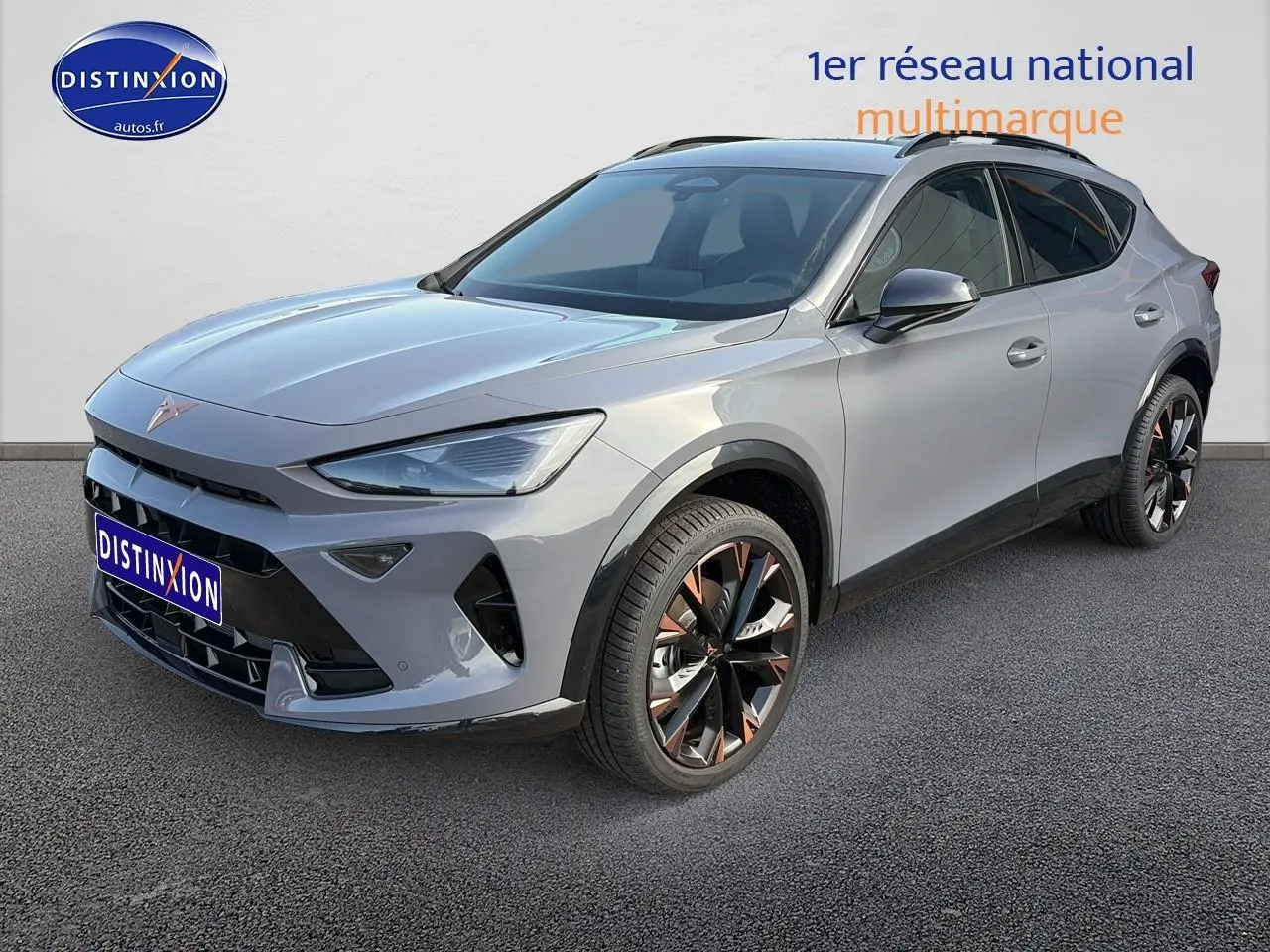 Vue 3/4 avant droit du CUPRA Formentor gris graphene avec jantes noires et détails cuivrés, sur fond neutre.