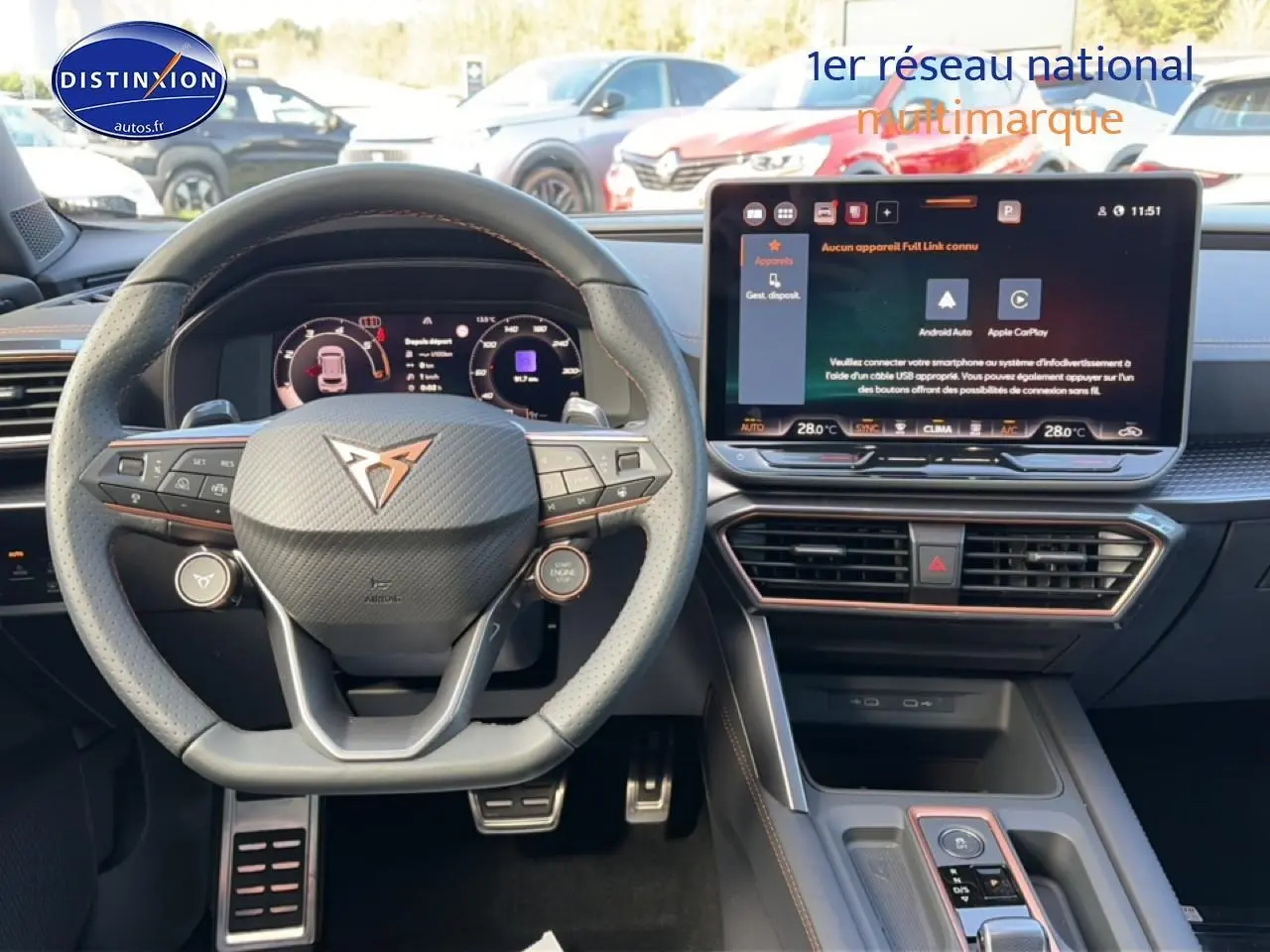 Vue intérieure centrée sur le volant cuir sport et l'écran tactile du tableau de bord du CUPRA Formentor 2.0 TDI gris graphene.