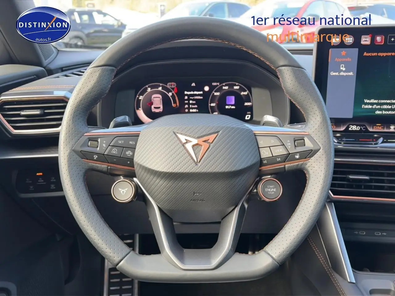 Vue rapprochée du volant sport en cuir perforé avec logo CUPRA, tableau de bord numérique et écran tactile du Formentor 2026.