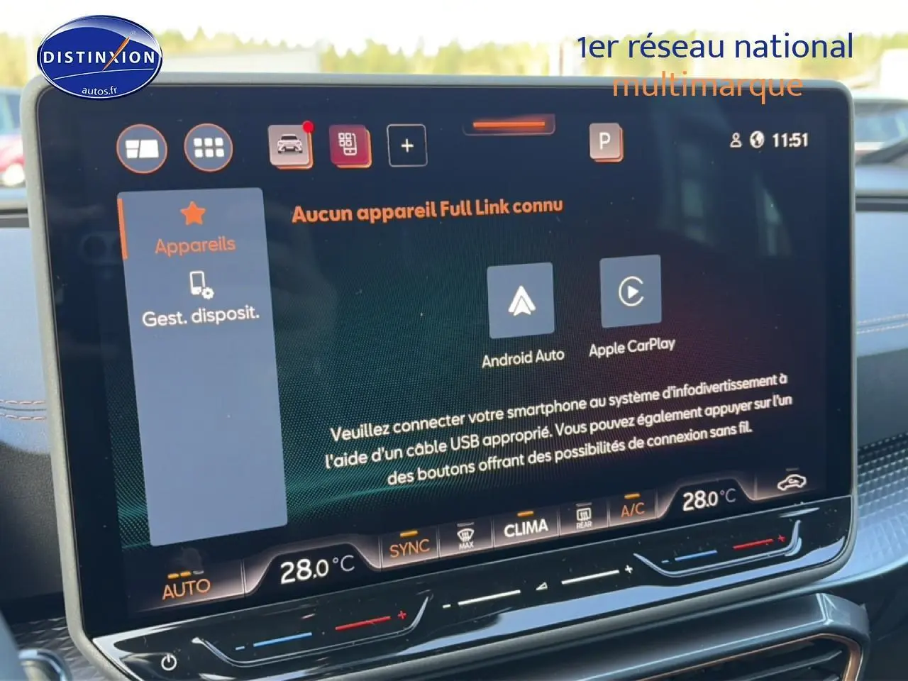 Écran tactile central du tableau de bord du CUPRA Formentor gris Graphene, affichant les options Android Auto et Apple CarPlay.