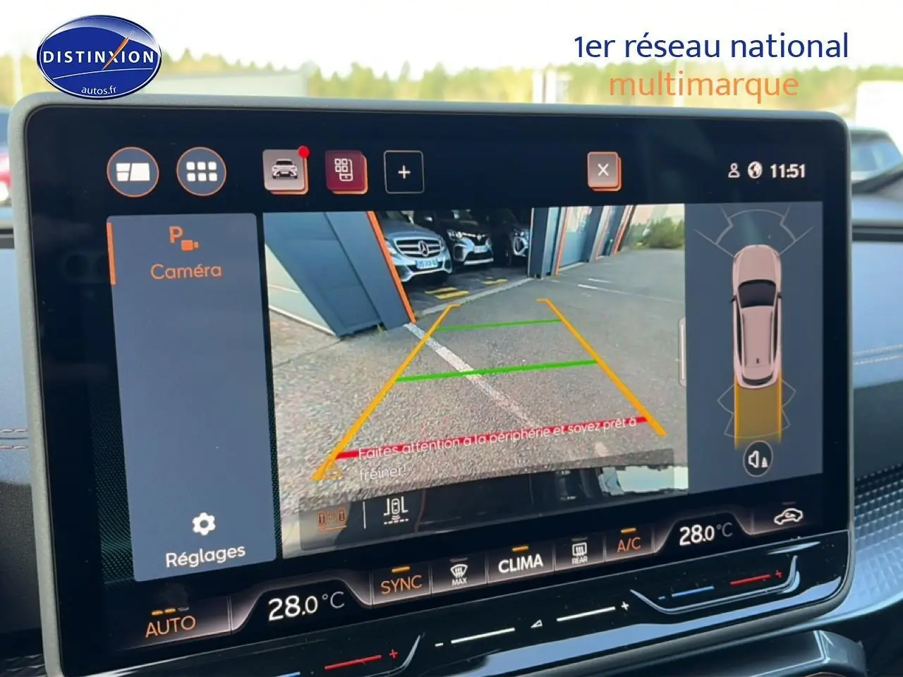 Écran tactile intérieur montrant la caméra de recul du CUPRA Formentor gris graphene en stationnement.