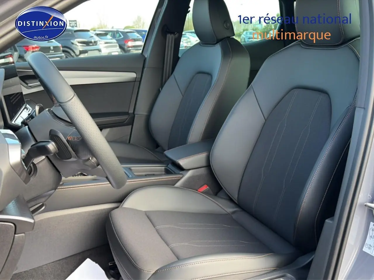 Vue intérieure côté conducteur du CUPRA Formentor gris graphene, sièges sport en cuir et tissu avec surpiqûres contrastantes.