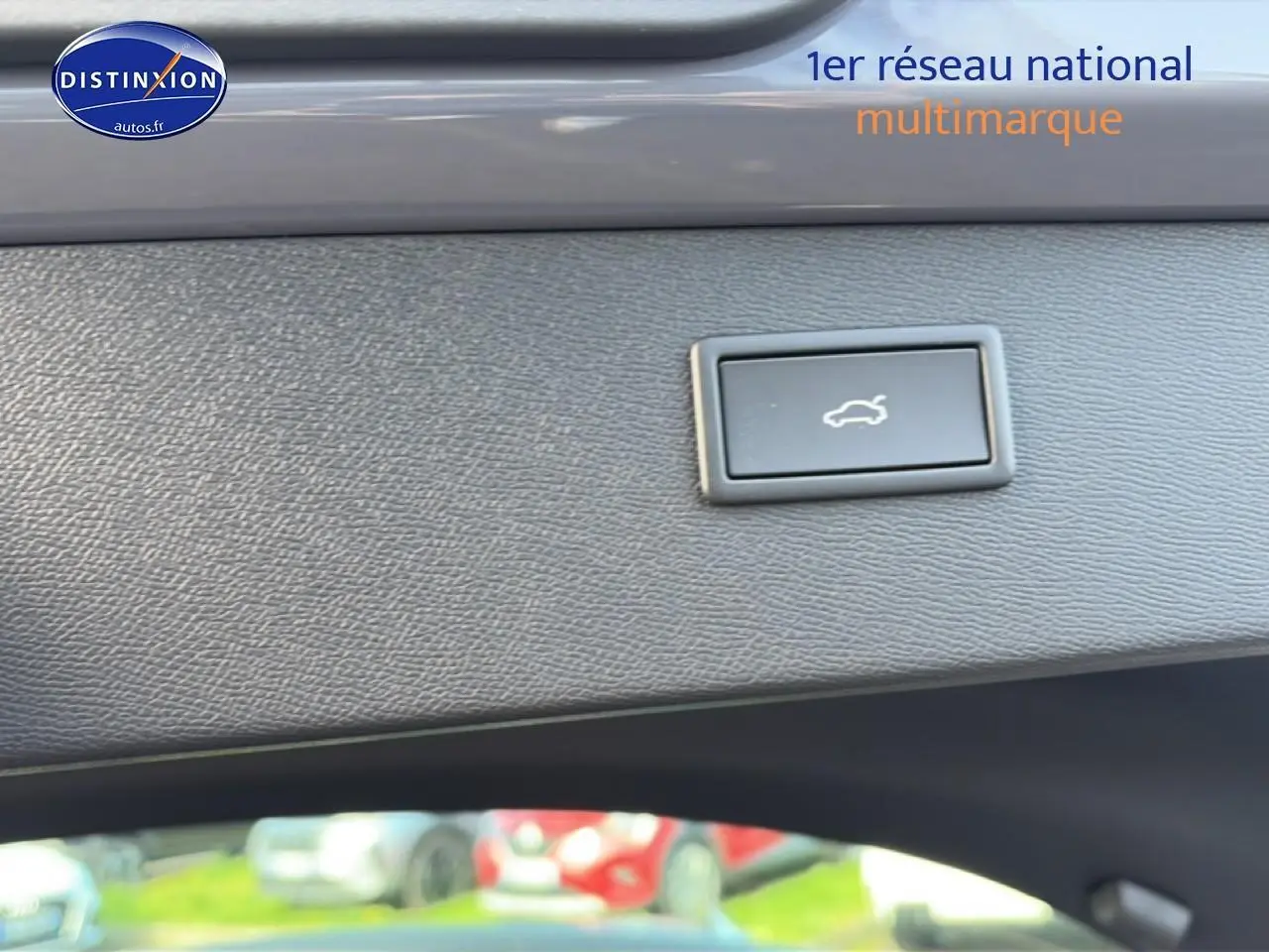 Bouton d'ouverture électrique du coffre sur la garniture intérieure d'une CUPRA Formentor gris graphene.