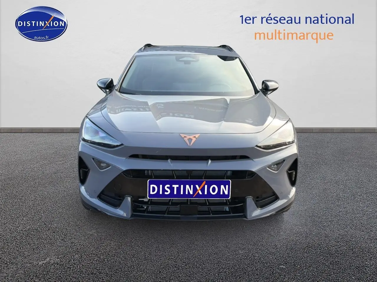 Vue frontale d'un CUPRA Formentor gris graphene avec logo cuivré et calandre noire sportive.