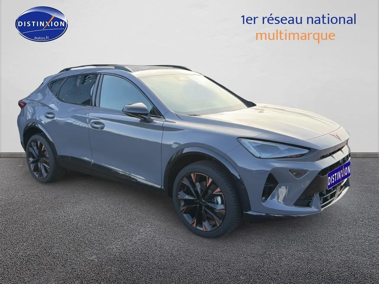 SUV CUPRA Formentor gris graphene vu en 3/4 avant droit avec jantes noires et détails cuivrés.